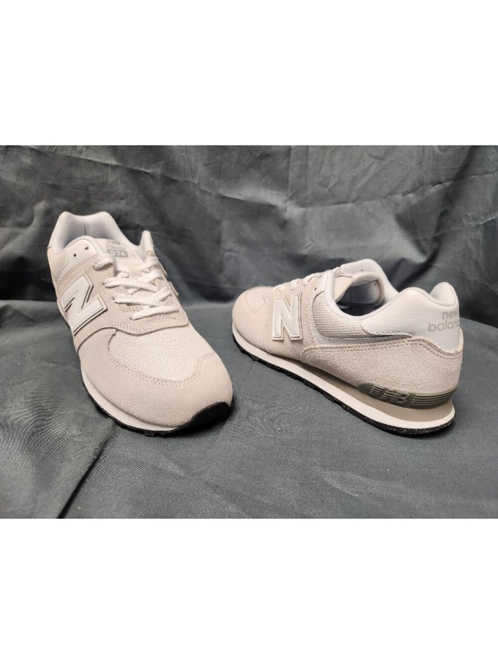 New Balance 574 (GS) Sneaker GC574EVW Suede Grey White Boys Size 4.5 NEW NO BOX!
